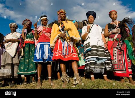 Pueblo Xhosa Vestidos Tradicionalmente Durante El Festival Sangoma O Brujo Costa Salvaje