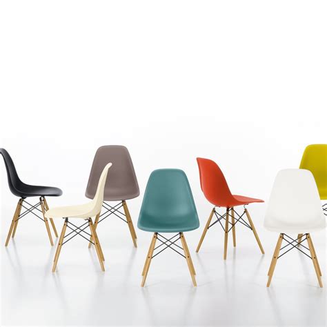 Die organisch geformte sitzfläche wurde zunächst aus mit fiberglasfasern. DSW Stuhl von Vitra | Eames Plastic Side Chair DSW | Connox