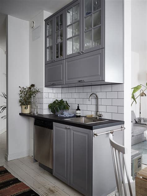 Looking for grey kitchen floor ideas? Grey kitchen with a tile wall - COCO LAPINE DESIGNCOCO ...
