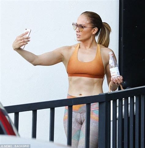 Jennifer Lopez 48 Flaunts Her Washboard Abs While Facetiming A Rod Jennifer Lopez Alex