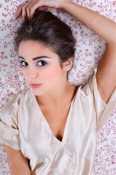 Background Seorang Wanita Muda Yang Cantik Dan Sensual Di Tempat Tidur Foto Dan Gambar Untuk