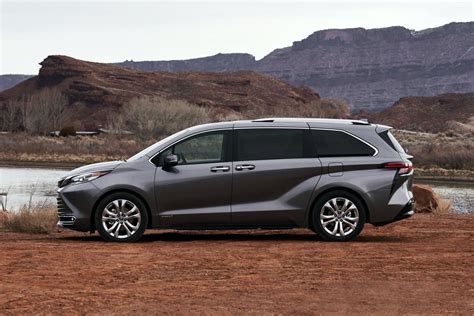 Learn more about the 2020 toyota sienna and its price, specs, colors, and features available at island toyota. 2021 Toyota Sienna Starting Price Announced, It's $2,820 ...