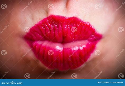 mooie sexy rode lippen die kus geven stock afbeelding image of vorm lippen 37157853