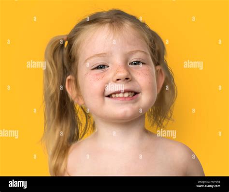 Kaukasische Kleine Mädchen Nackten Oberkörper Lächelnd Stockfoto Bild 133973711 Alamy