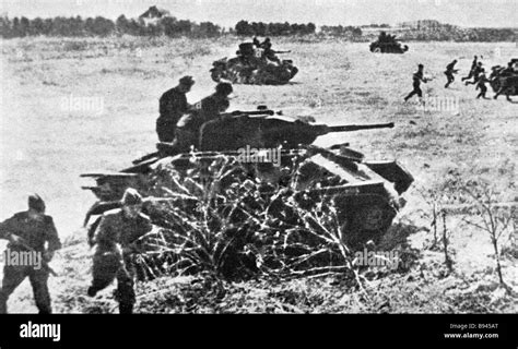 Soviet Tanks And Infantry Fighting For Hodmezovasarhely Stock Photo Alamy