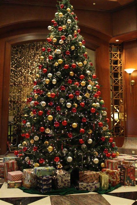 If you want your christmas tree to look as professional as possible, the best place to start is by choosing a theme how much tinsel is too much? 45 Classic Christmas Tree Decorations Ideas - Decoration Love