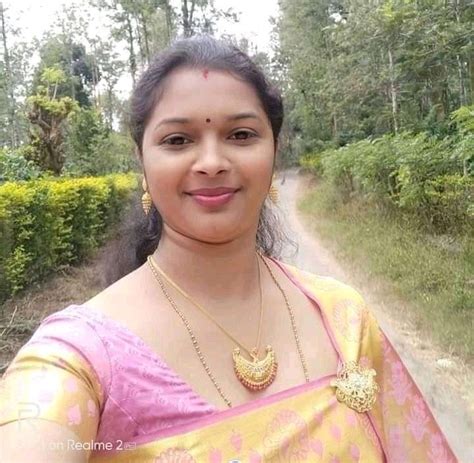 Pin By Ravi Upadhyay On Selfi Aunty In 2020 Indian Natural Beauty Beautiful Women Naturally