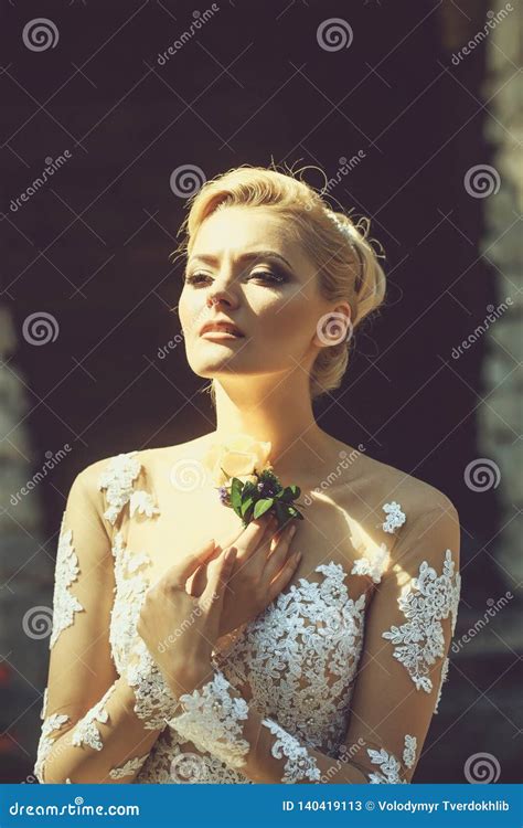Mooie Bruid In Huwelijkskleding Met Bloem Stock Afbeelding Image Of