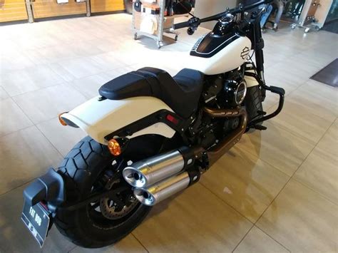 The feature list of fat bob includes abs, pass switch, engine check warning, street, road riding modes and. Harley Davidson - 2018 Fat Bob review and Price in India ...