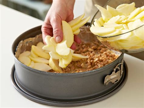 Alt böhmischer apfelkuchen mit walnüssen rezept. Apfel-Walnuss-Kuchen backen - so geht's | LECKER | Apfel ...