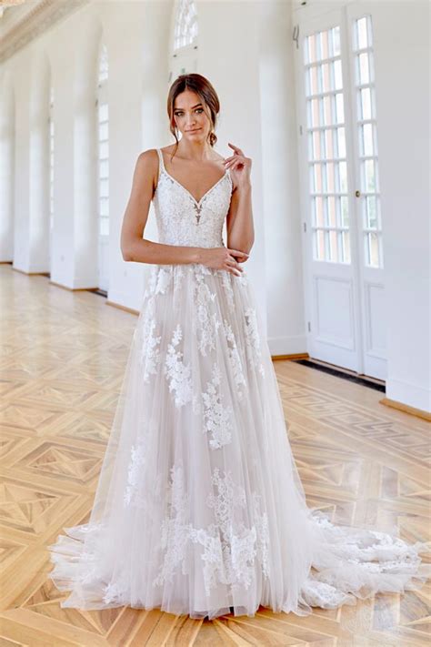 Neben den aktuellen brautkleider kollektionen und trends findet ihr hier die besten designer, brautmodeläden und tipps. Brautkleider-legrand-8 - Heiraten in Berlin