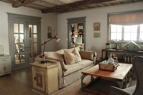 Build a romantic and classic farmhouse living room with this french farmhouse idea. Decor Inspiration: Modern Farmhouse Style {Living Rooms ...