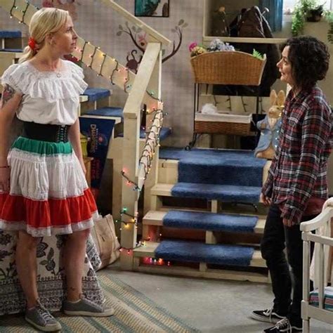 The Conners Exclusive Becky And Darlene Battle Over The Past Lecy Goranson Darlene Conner
