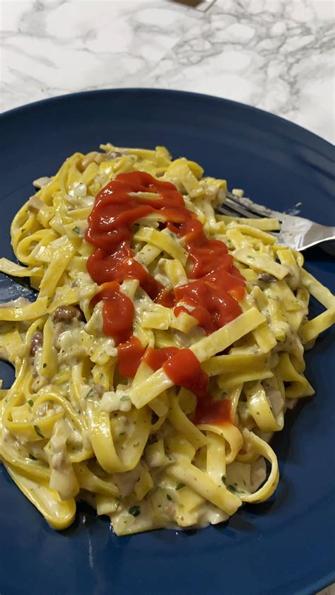 Pasta funghi with ketchup : shittyfoodporn