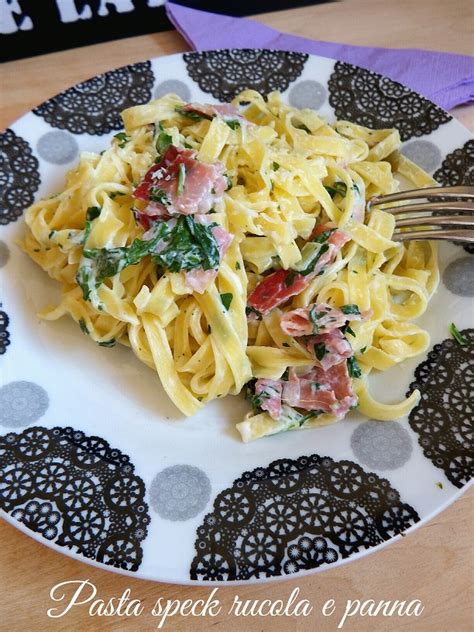 1) faccio rosolare le striscioline di speck con un filo d'olio, aggiungo i pomorodini e termino con le striscioline di rucola. Pasta speck e rucola - I Sapori di Casa