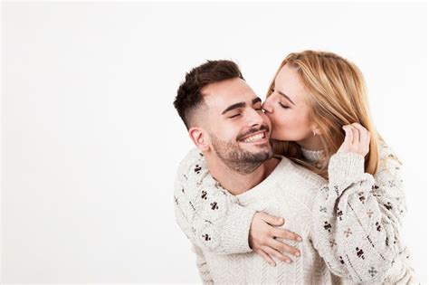 Mujer Besando A Hombre Sonriente Foto Premium