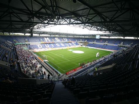 Es werden jeweils das jahr der eröffnung, das vorhandensein einer tribünenüberdachung, die mannschaft, die das stadion hauptsächlich nutzt, ob eine laufbahn vorhanden ist und die höchste besucherzahl mit jahreszahl genannt. MSV Duisburg Stadium 2017/2018 - Schauinsland-Reisen-Arena ...