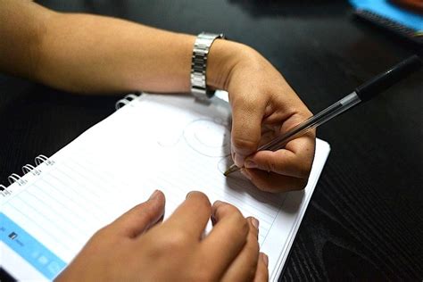 Algunas de las dificultades que enfrentan los zurdos, son el uso de herramientas pensadas para diestros, como tijeras, cuadernos en espiral, sillas o bancas para escribir.pero no todo se queda en situaciones cotidianas. 20 curiosidades de los zurdos que seguro desconocías