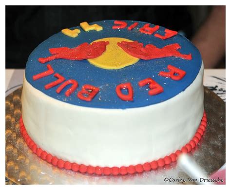 21 red bull dosen 2 schleifenbänder 1 festen teller 1 karton teller 1 durchsichtige folie schokolade zur deko die torte kann. Red Bull Cake | Kuchen, Süßes, Küche