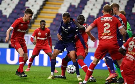 Antwerp forward didier lamkel ze has apologised after he arrived to training wearing the shirt of the club's fiercest rivals anderlecht. Anderlecht schiet zichzelf in de voet en raakt niet ...