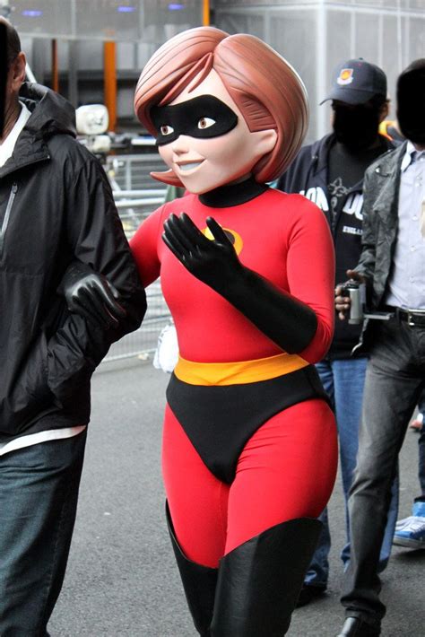 Mrs Incredible At Disney Character Central The Incredibles Disney World Characters Girls In