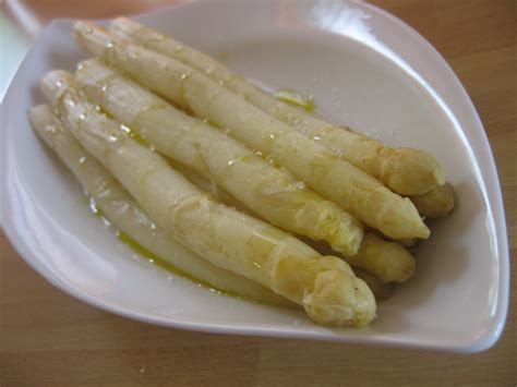 Pagina dedicata a tutte le ricette realizzate utilizzando asparagi bianchi. Ricetta Asparagi bianchi, calorie e valori nutrizionali