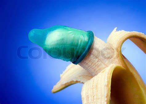 Kondom Mit Banane Symbol Für Prävention Und Aids Infektion Stock Bild Colourbox