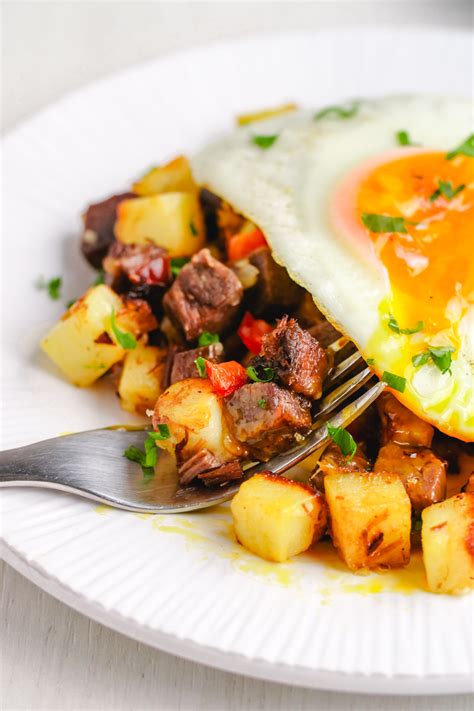 I like my fried eggs to have golden, crispy edges and runny yellow yolks, and the only way to achieve that is cooking them in a separate skillet. Corned Beef Hash - Easy Peasy Meals