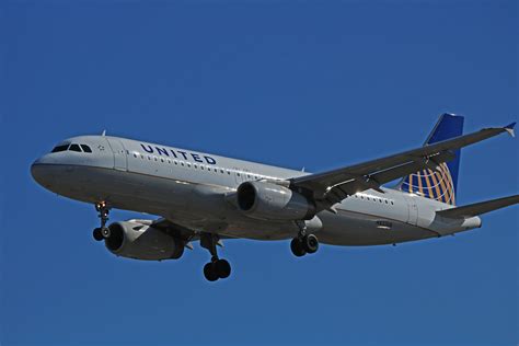 N433ua United Airlines Airbus A320 200 Recent Battle With The Birds