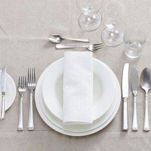 Die gläser werden oberhalb der messer auf der rechten seite postiert. Tisch eindecken - so geht's richtig | LECKER | Tisch ...