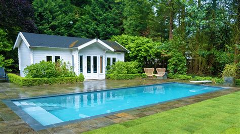 Met een eigen zwembad in je tuin kan je zalig ontspannen. Zwembad in een bosrijke tuin - Aqua Unique