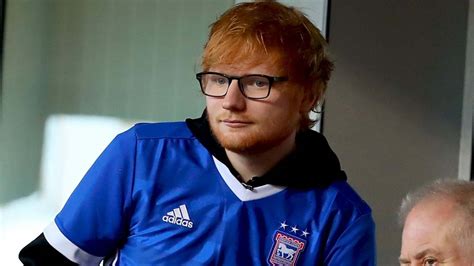 Suffolk superstar ed sheeran will be sponsoring ipswich town's kits in 2021/22. Ed Sheeran patrocinará a club inglés del cual es hincha