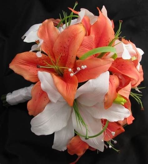 Bouquet of multicolored tulips for the bride for the wedding orange roses with foliage roses and a few lilies lily bouquet | silk bouquet orange cream white casablanca ...