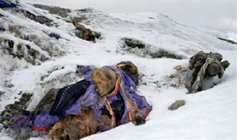 Dead Bodies On Mount Everest Many Perfectly Preserved Bodies Lie On Top Of Mount Everest