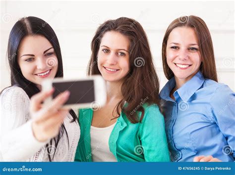 Tre Adolescenti Sorridenti Che Prendono Selfie Con La Macchina