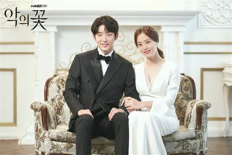 Lee Joon Gi Dan Moon Chae Won Tampil Bahagia Di Foto Pernikahan Untuk