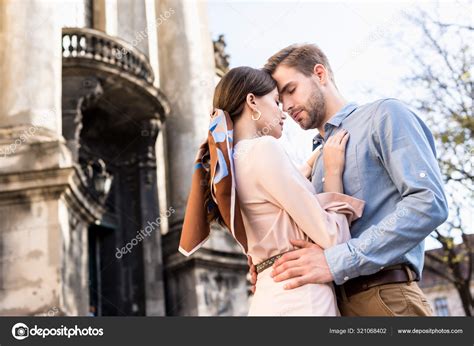 Heureux Jeune Couple Touristes Embrassant Les Yeux Fermés Sur Rue Image Libre De Droit Par