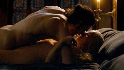 Las incómodas escenas de sexo entre Kit Harington y Emilia Clarke en