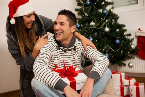 25 Cute Romantic Christmas Date Ideas For Couples