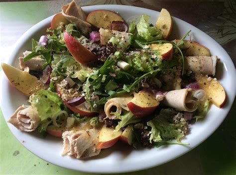 Grüner salat wird im frühling zubereitet. Gemischter grüner Salat mit Apfel, Schweinebraten und ...