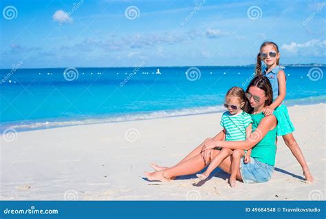Mamá Y Dos Niñas Durante Vacaciones De La Playa Foto De Archivo