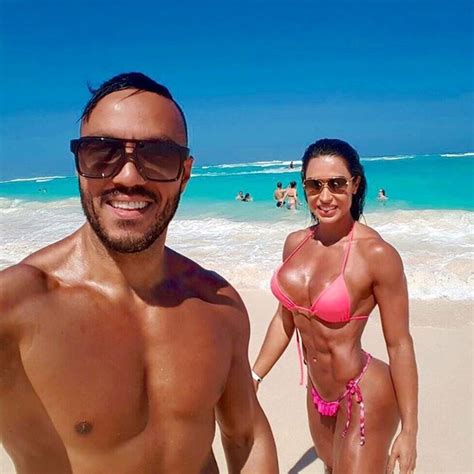 EGO Gracyanne Barbosa posa de biquíni em dia de praia junto com Belo notícias de Praia