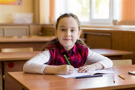 교실에서 책상에 앉아 공부 할 준비가 웃고 있는 백인 소녀 젊은 유치원 여학생의 초상화입니다 행복한 학생 교육에 대한 스톡 사진 및 기타 이미지 istock