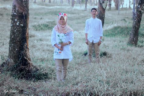 Karena produksi kebun karet adalah lateks, maka estimasi produksi per hektar per tahun dikonversikan ke dalam satuan getah karet basah seperti pada tabel berikut : Selain Banyuasin yang Dikunjungi Jokowi, Kebun Karet di Indonesia Ini Cocok Buat Foto Pre-Wedding