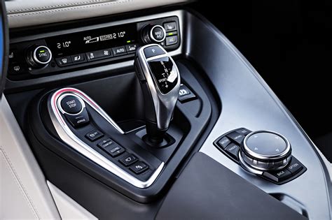 Costruito basandosi sul concept della i8 spyder, la nuova super ibrida a cielo a quanto pare l'ibrida con tetto apribile avrà una capacità delle batterie raddoppiata rispetto alla i8 coupè, consentendo un 'autonomia di utilizzo del. BMW i8 Plug-in Hybrid Sport al'IAA di Francoforte ...