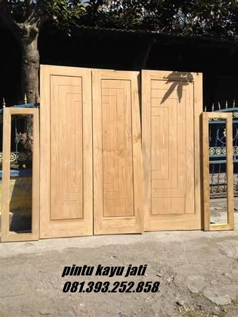 Kegiatan memproduksi dimulai dari pukul 08.00 sampai dengan pukul 16.00 wib. Jual Pintu Utama Kayu Jati - Pintu Kayu Jati Mbarep Jati