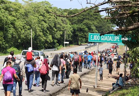 Migrantes Venezolanos Cruzan En Balsas Frontera Guatemala México Rumbo