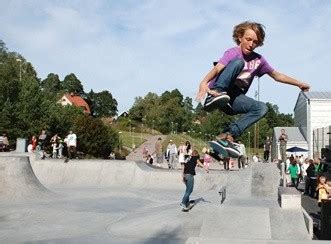 I anslutning till södertälje skatepark hittar du även en parkourpark i betong, klätterväggarna, gott om parkering, rikligt med gröna ytor för chillande och som sagt äventyrsbadhuset. Skateparker & hallar i Stockholm - Stockholm.com