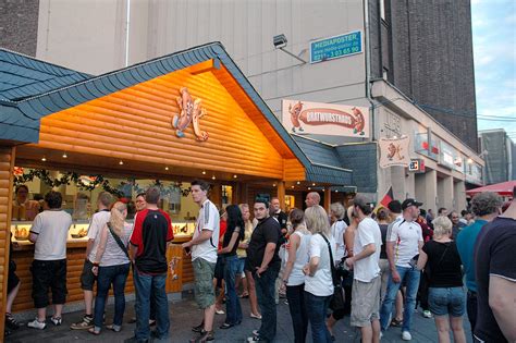 Wer bars, restaurants, diskos oder mehrere kinos auf einem fleck sucht. das legendäre Bratwursthaus in Bochum