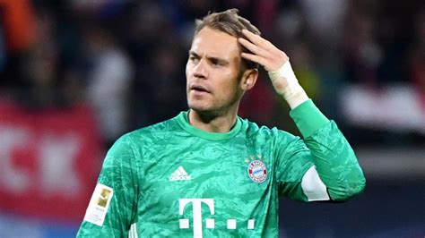 Recently, he was seen supporting the lgbt community using a rainbow armband while playing. Le troll de Manuel Neuer sur l'OM et le PSG